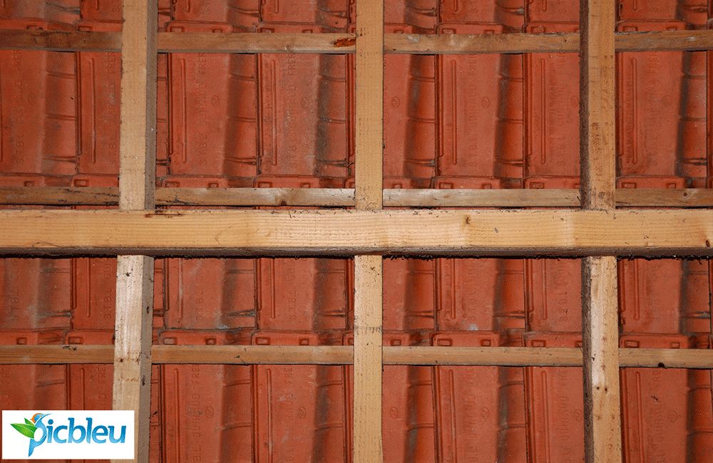 Charpente-traditionnelle-en-bois-tuiles-méridionales