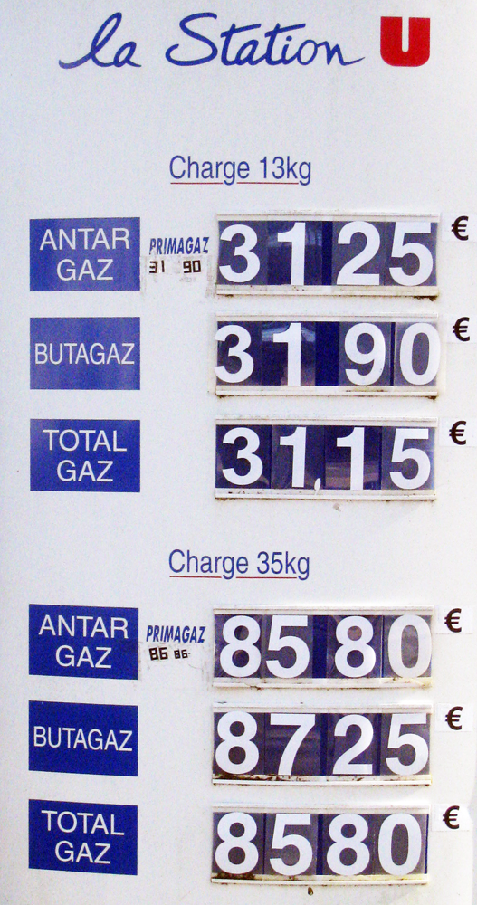 Super-U-panneau-prix-marques-de-bouteilles-gaz-station