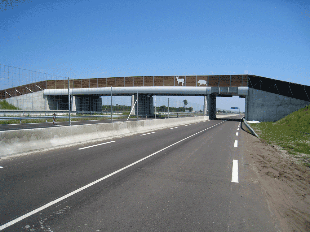 Autoroute vide sans circulation