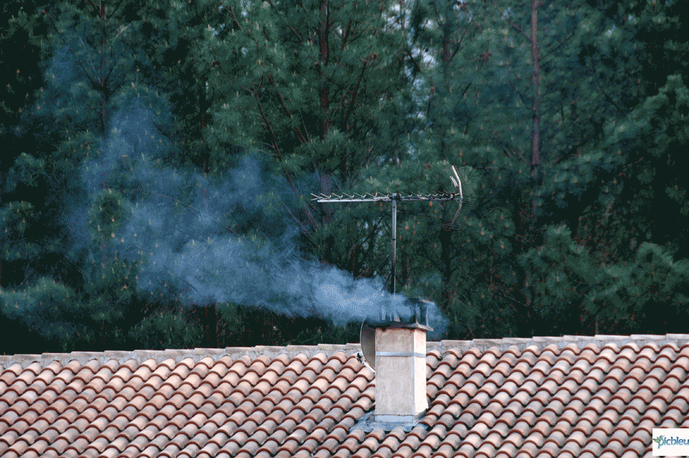 fumée-polluante-de-cheminée-bois-buche