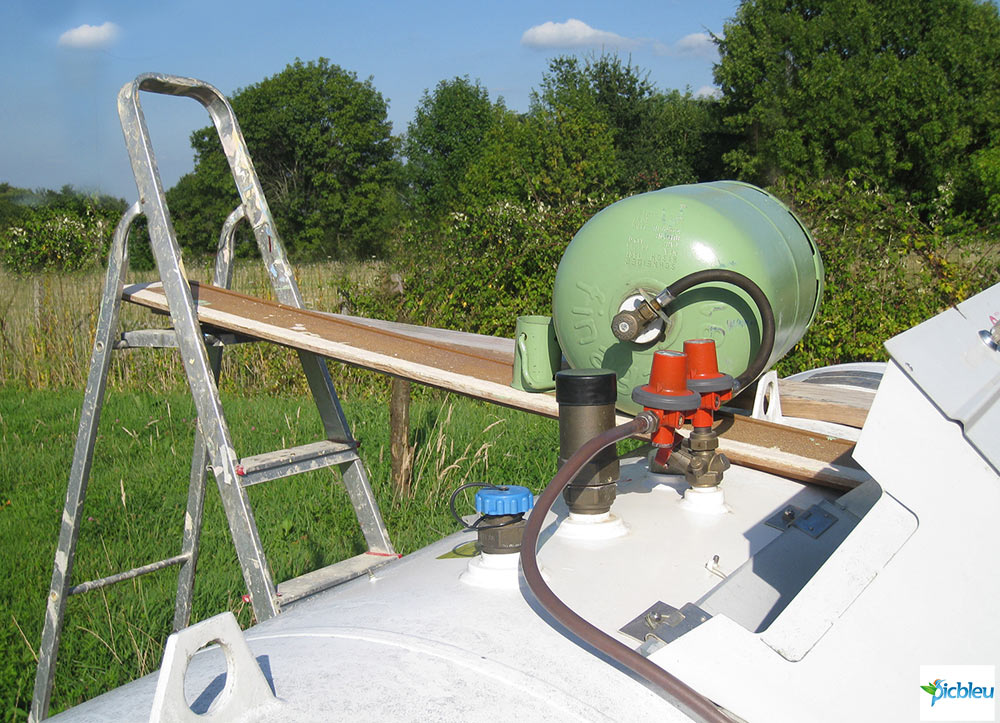 Bouteille-de-propane-couchée-sur-citerne-gaz-Doc-Picbleu