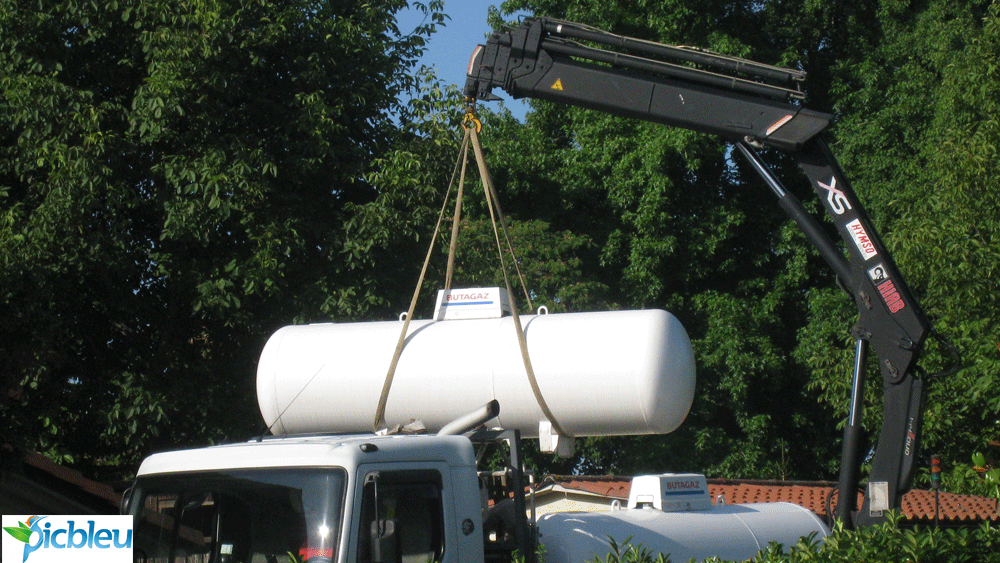 dépose-citerne-gaz-propane-apparente-camion-grue.png