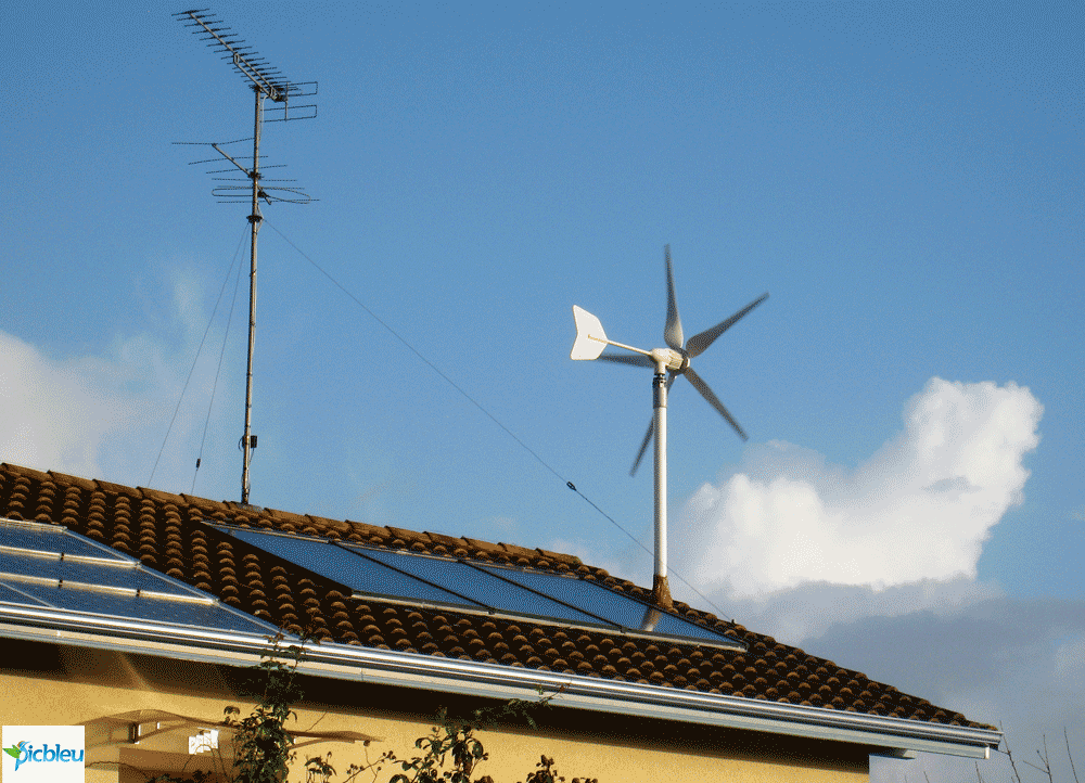 Eolienne-domestique-sur-toit-maison.png