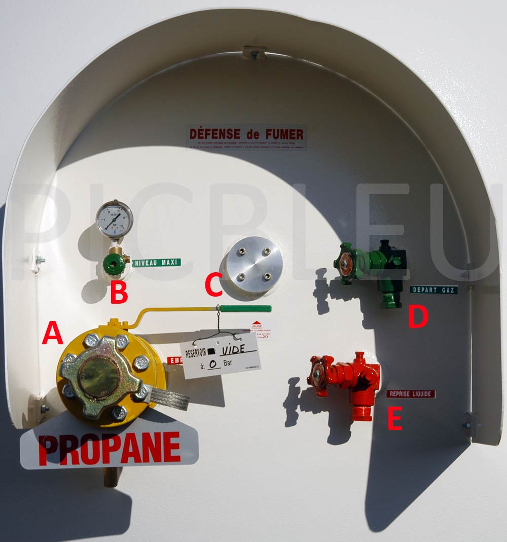 équipement-citerne-industrielle--gaz-propane-liquéfie-Doc-Picbleu.jpg