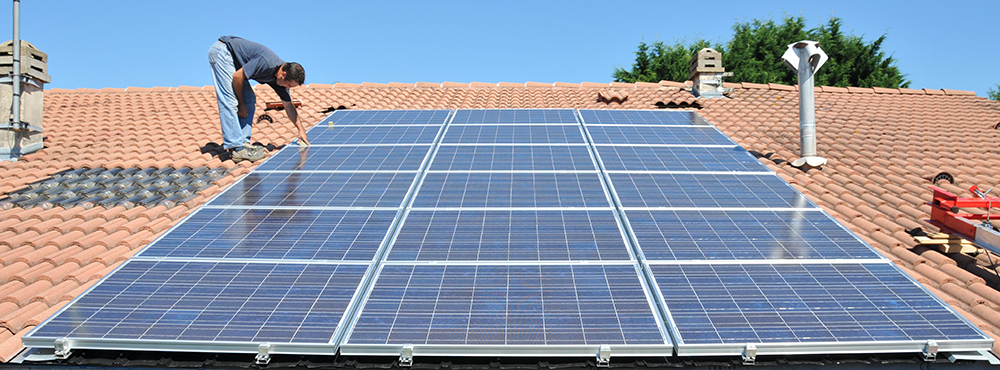 Installation de panneaux solaires photovoltaïques intégrés.jpg