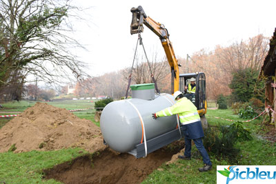 mise-en-place-citerne-gaz-propane-enterree-technicien.jpg