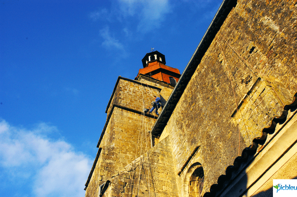 ouvrier-réparateur-bâtiment-en-rappel-sur-façade-église