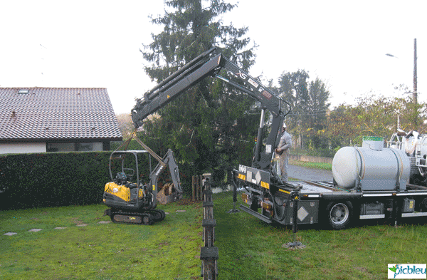 pose-citerne-gaz-enterrée-technicien-grue-télescopique