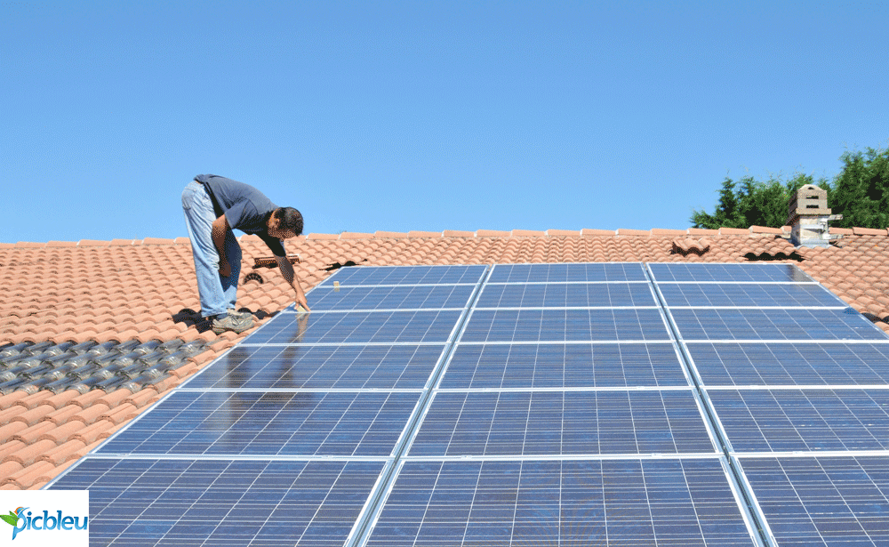 pose-panneaux-photovoltaïques-polycristallins-toit-maison.png