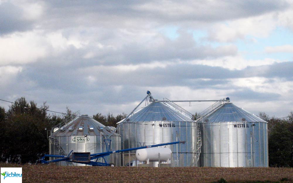 Silos-stockage-céréales-avec-réchauffeur-gaz-propane-citerne-industrielle