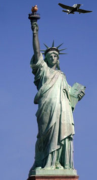 statue-de-la-liberté-à-New-York-et-avion-léger