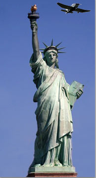 statue-de-la-liberté-New-York-avec-avion