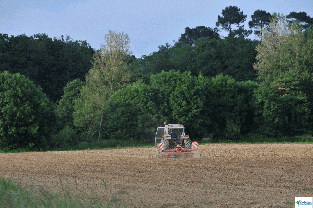 tracteur-agricole-sur-champ-labouré.png