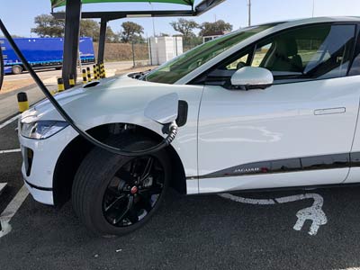 Voiture-électrique-Jaguar-en-recharge-Photo-Picbleu