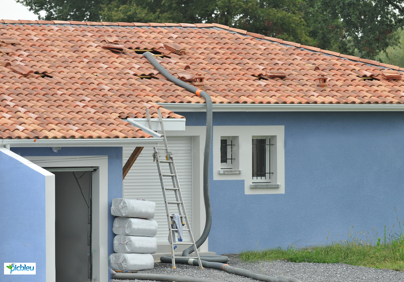 Travaux-d'insufflation-de-laine-de-verre-pour-l'isolation-thermique-d'une-maison