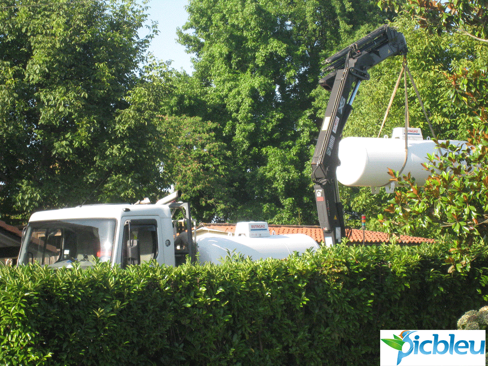 citerne-gaz-propane-aérienne-butagaz-camion-grue-mise-en-place