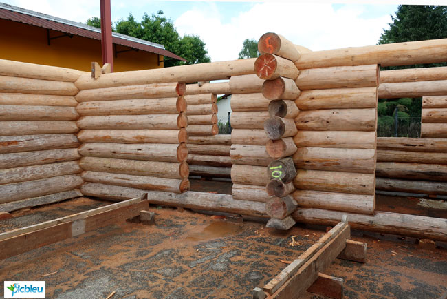 construction-maison-bois-empile-fuste