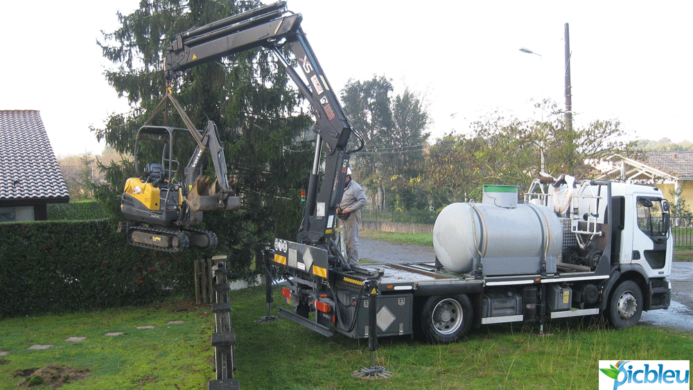 mise-en-place-citerne-gaz-enfouie-ouvrier-camion-grue