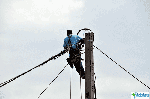 technicien-Enedis-pylône-électrique-Edf